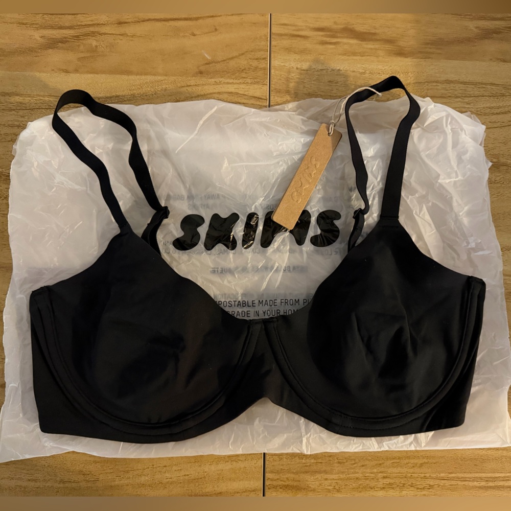 SKIMS FITS EVERYBODY UNLINED DEMI BRA | ONYX × 1
ONYX / 36 / D